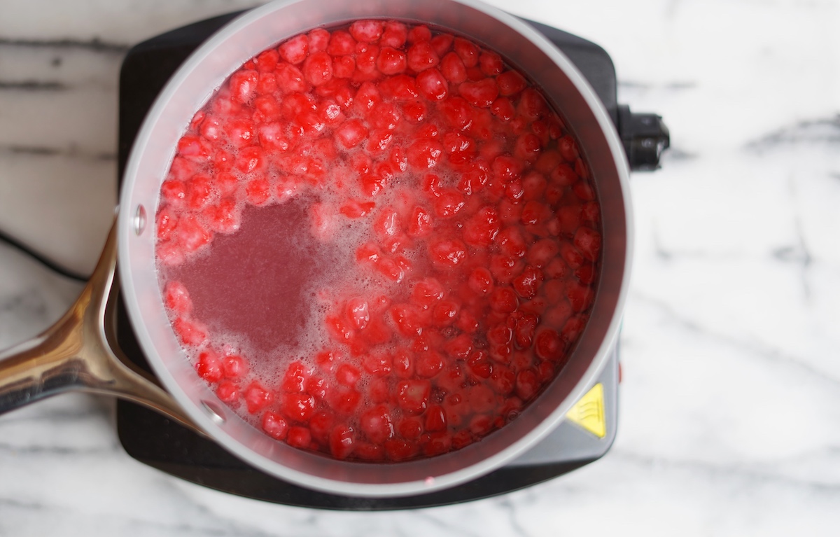 Red water chestnut floating at the top in a pot.