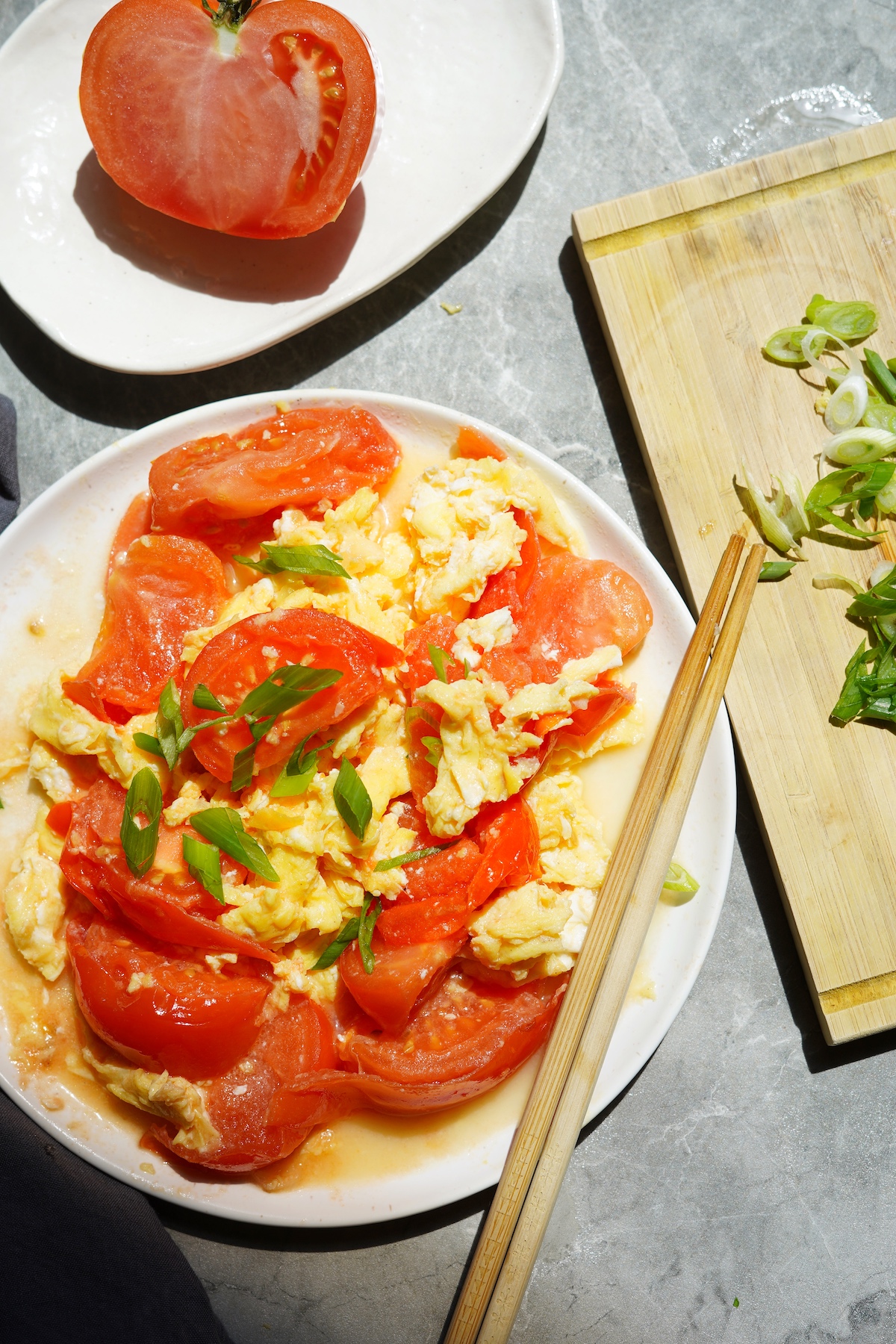 Overview of tomato egg stir-fry.